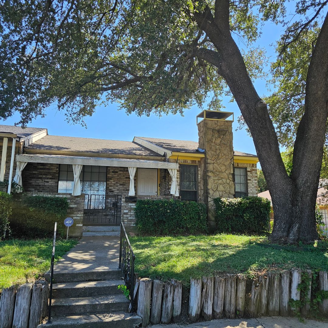 DALLAS Townhome: 1510 CHERRYCREST LN