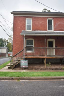 Split Level, 3 Bedroom Unit by the River! – photo 1