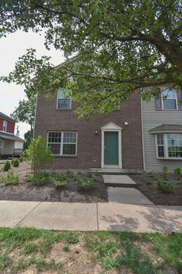 Beautiful Three Bedroom Townhome with Washer/Dryer! – photo 1
