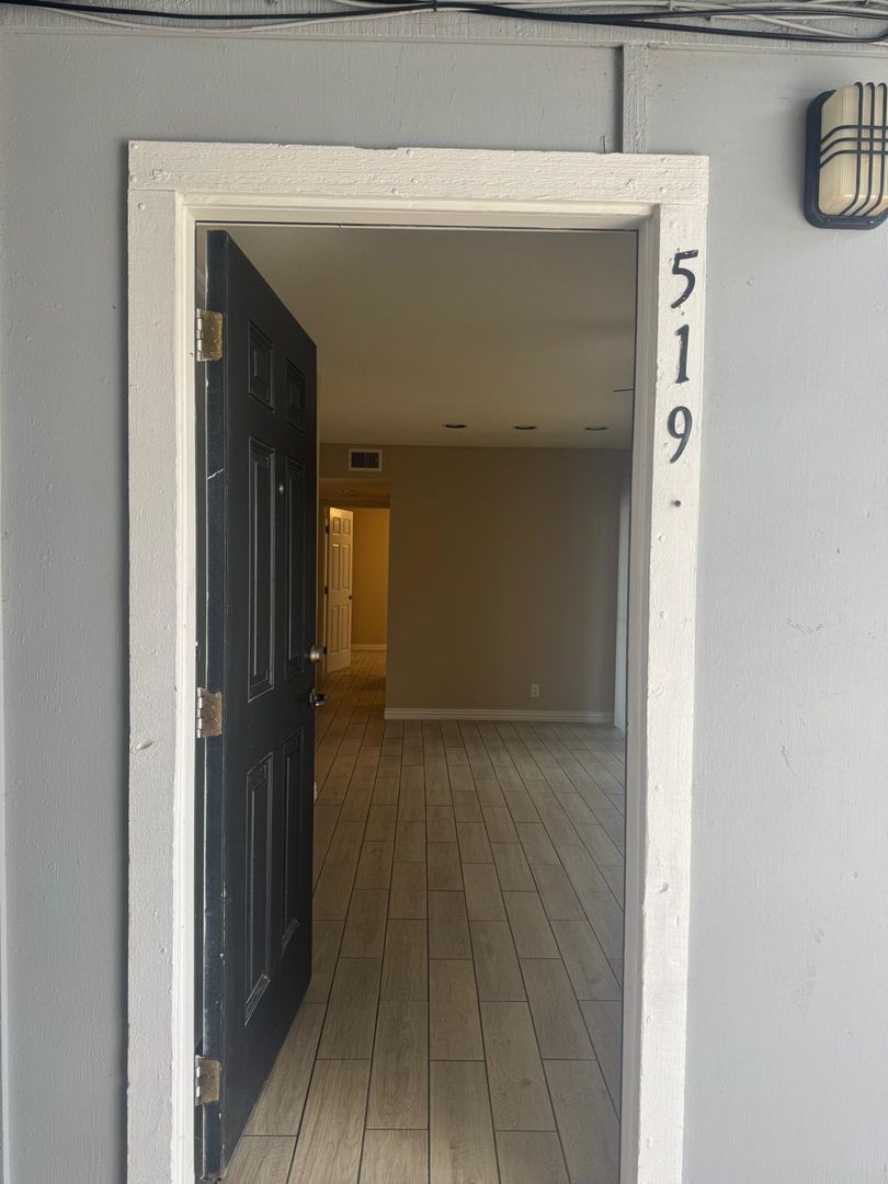Allen Apartment: 550 E Bethany DR