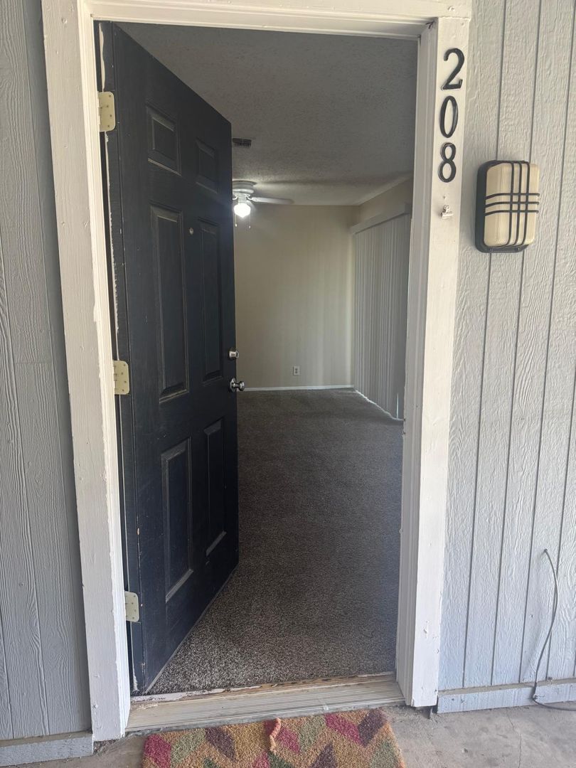 Allen Apartment: 550 E Bethany DR