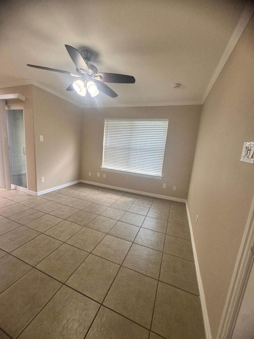 Allen Apartment: 550 E Bethany DR