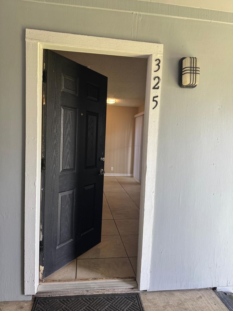 Allen Apartment: 550 E Bethany DR