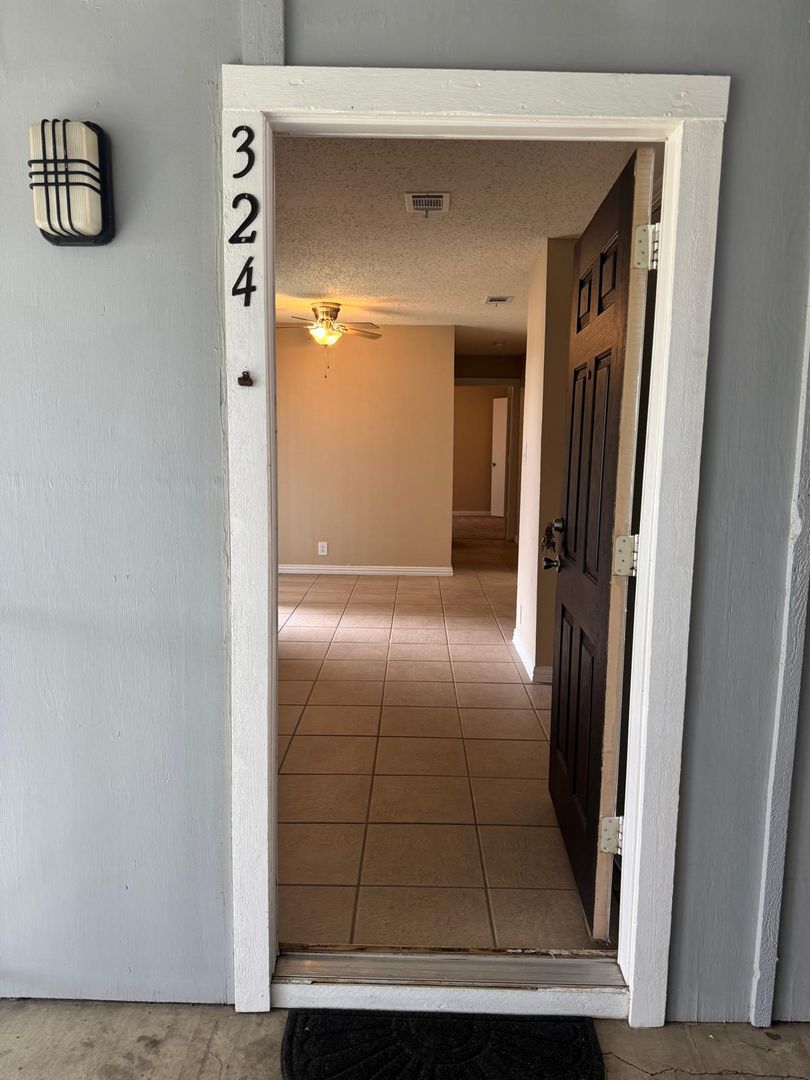 Allen Apartment: 550 E Bethany DR