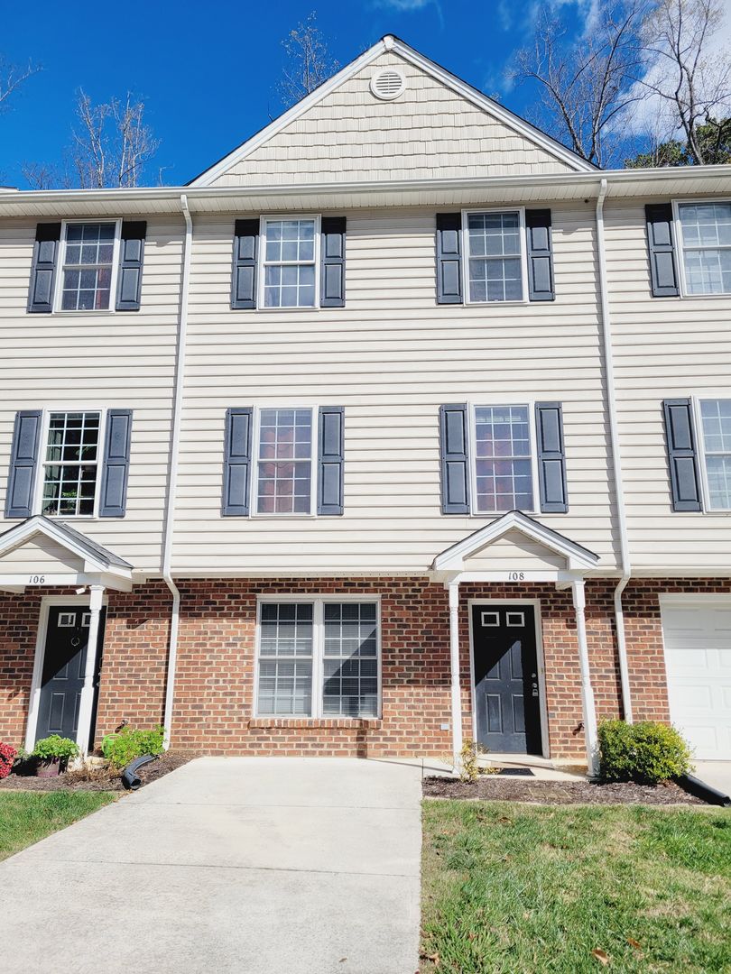 Lynchburg House: 2009 Lakeside Drive Unit 108