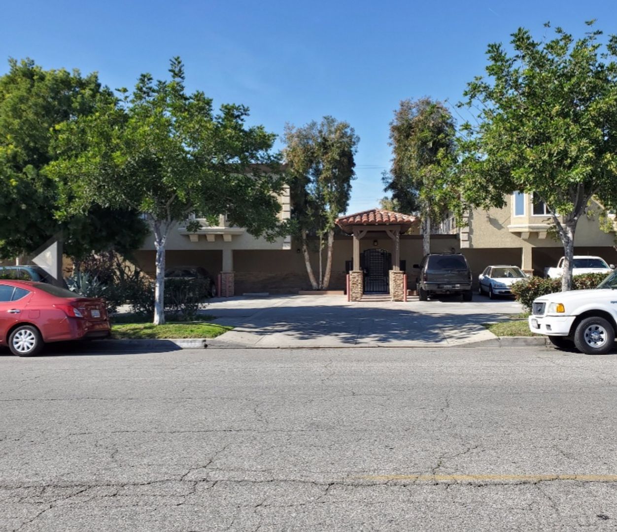 Paramount Apartment: 15517 Colorado Avenue