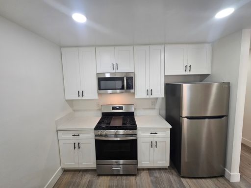 3 bed 1 bath with appliances and washer&dryer in unit. – photo 1