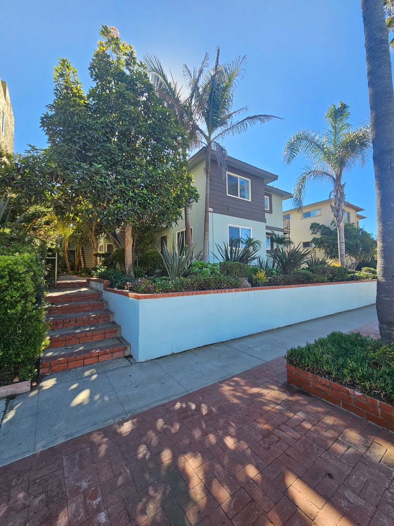 Redondo Beach Apartment: 108 Vista Del Mar