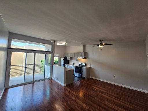 Spacious upstairs 1-bedroom, 1-bath apartment in Los Angeles’ Brentwood area – photo 1