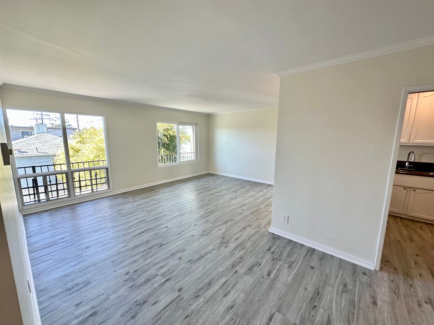 Manhattan Beach Apartment: 529 Manhattan Beach Blvd