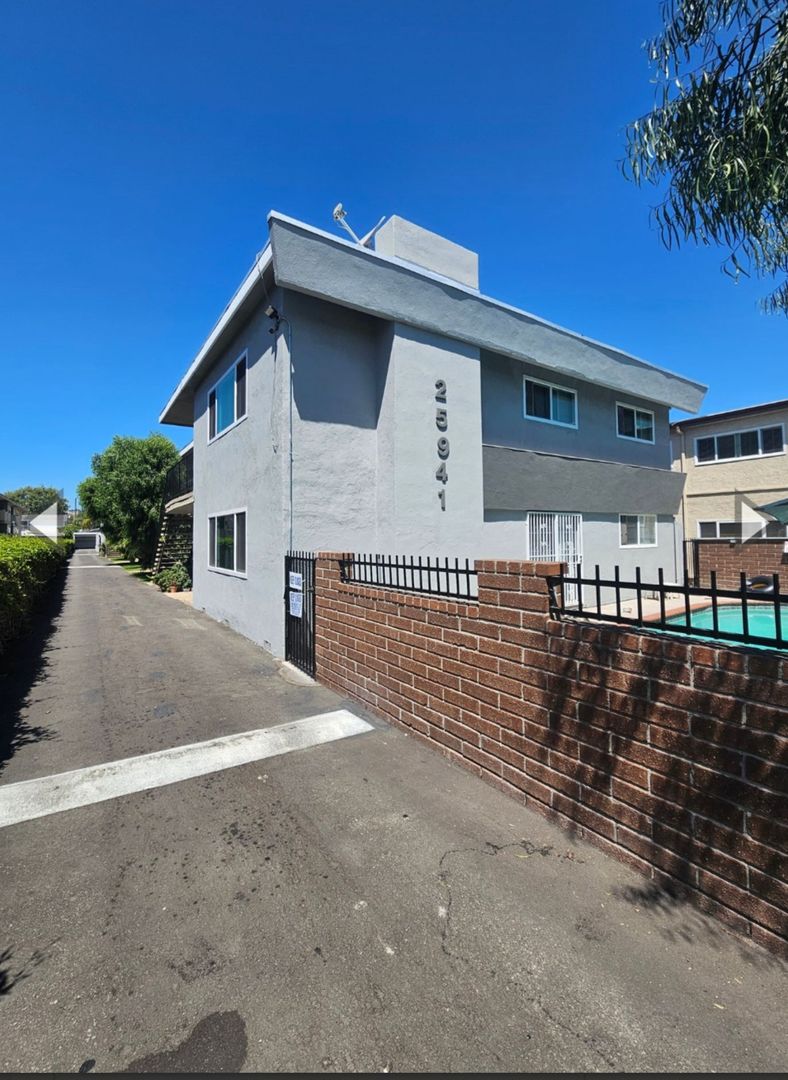 Lomita Apartment: 25941 Narbonne Ave