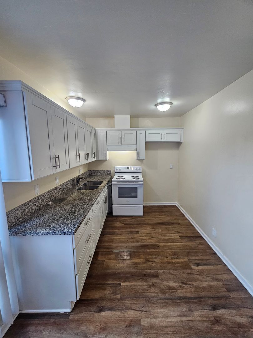 Compton Apartment: 716  Bullis Rd