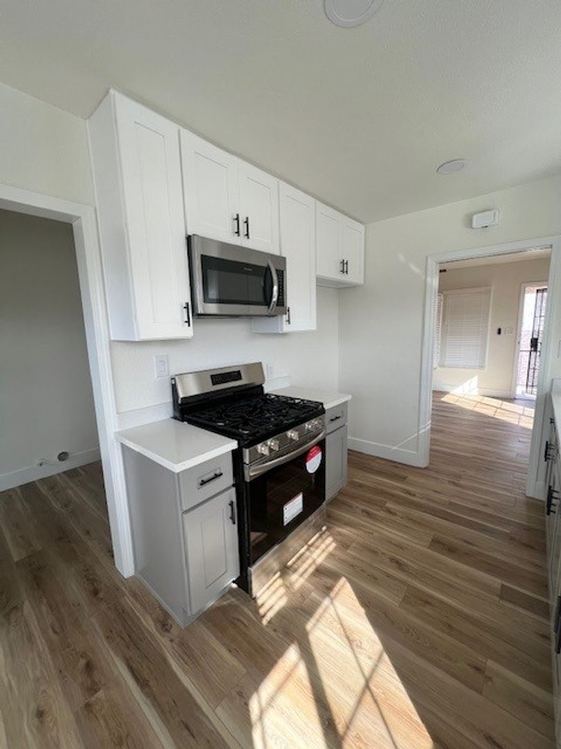 San Pedro Apartment: 555 W 15th St.