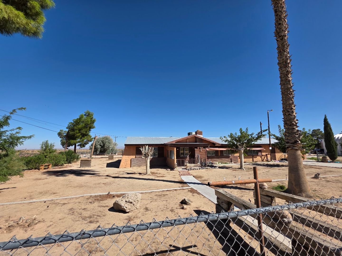 Barstow House: 23708 Gazana Rd