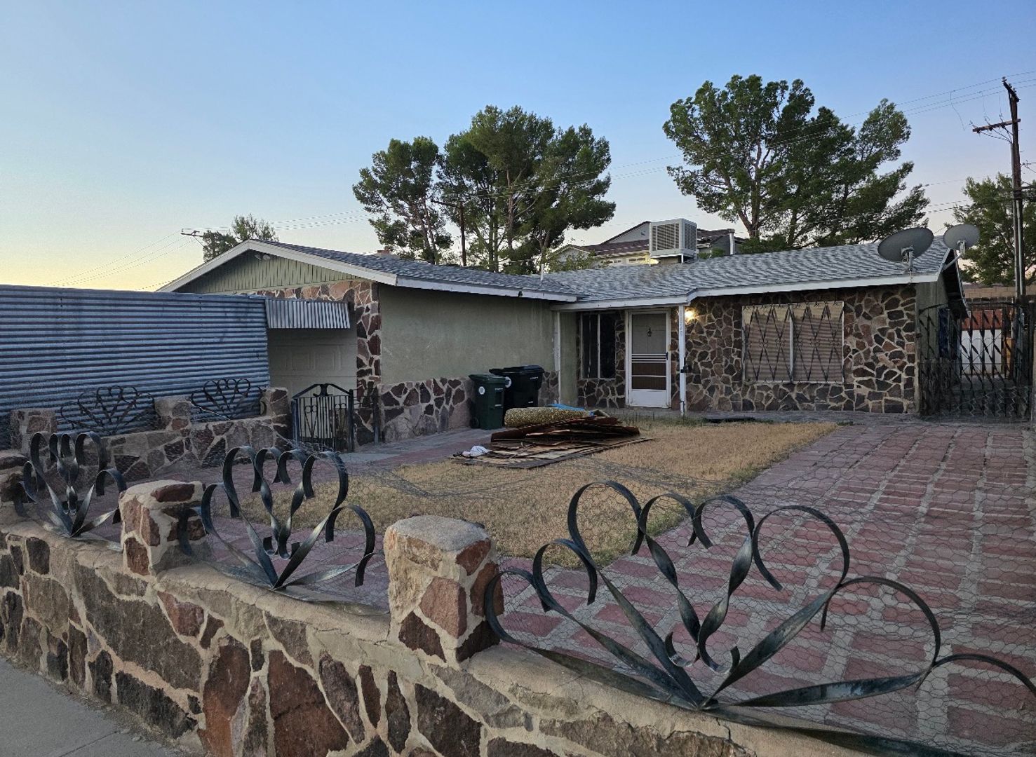Barstow House: 1828 Calico Dr
