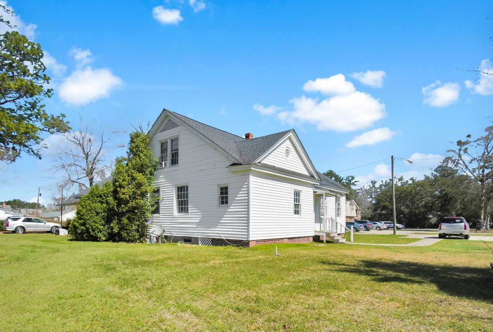 Richmond Hill Apartment: 116 Ivey St