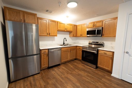 4 Bed / 4 Bath Near Georgia Southern — New Stainless Appliances, All Utilities Included – photo 1