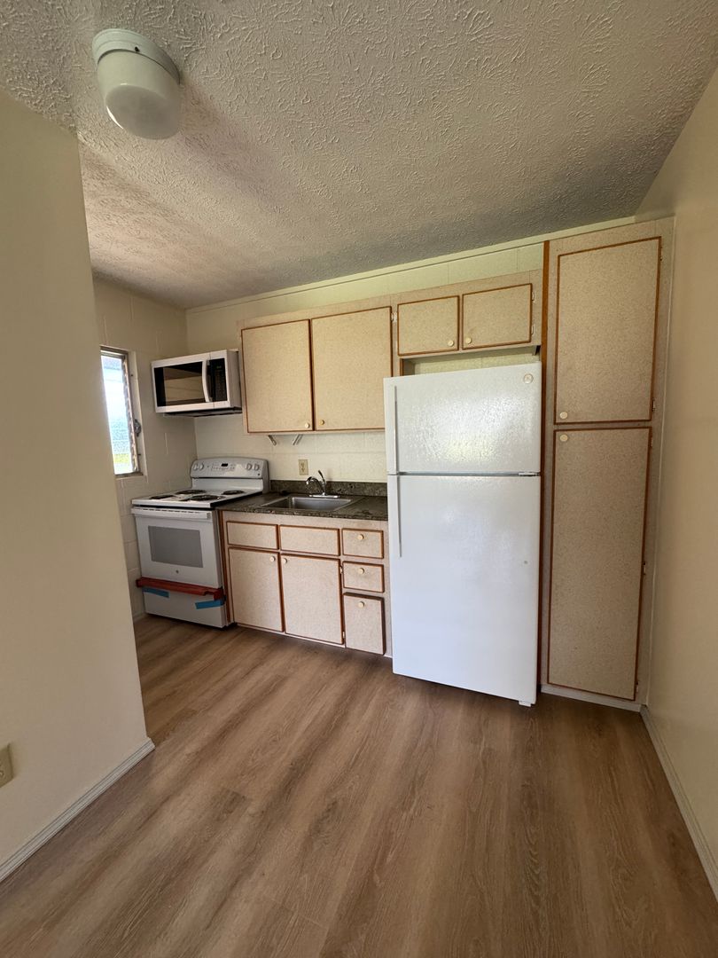 Hilo Apartment: 320 Iliahi St.