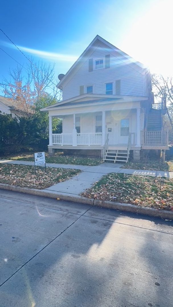 Oshkosh Apartment: 629 Otter Ave