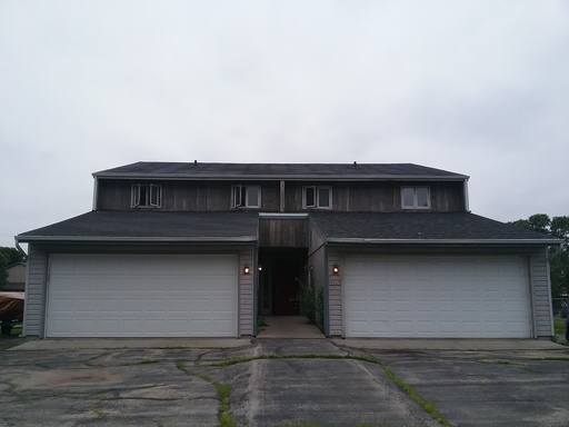 Newly Renovated 3‑Bedroom Upper Lakefront Apartment – photo 1