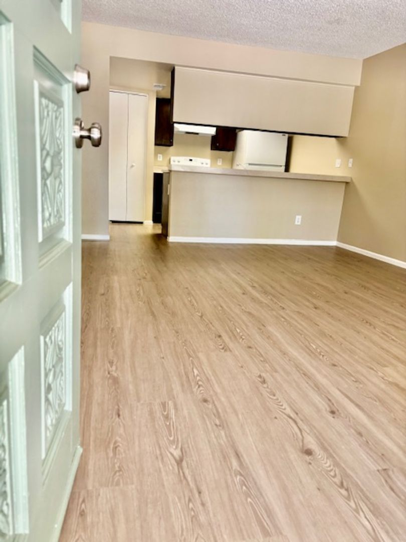 Phoenix Apartment: 1750 E Bell Rd.