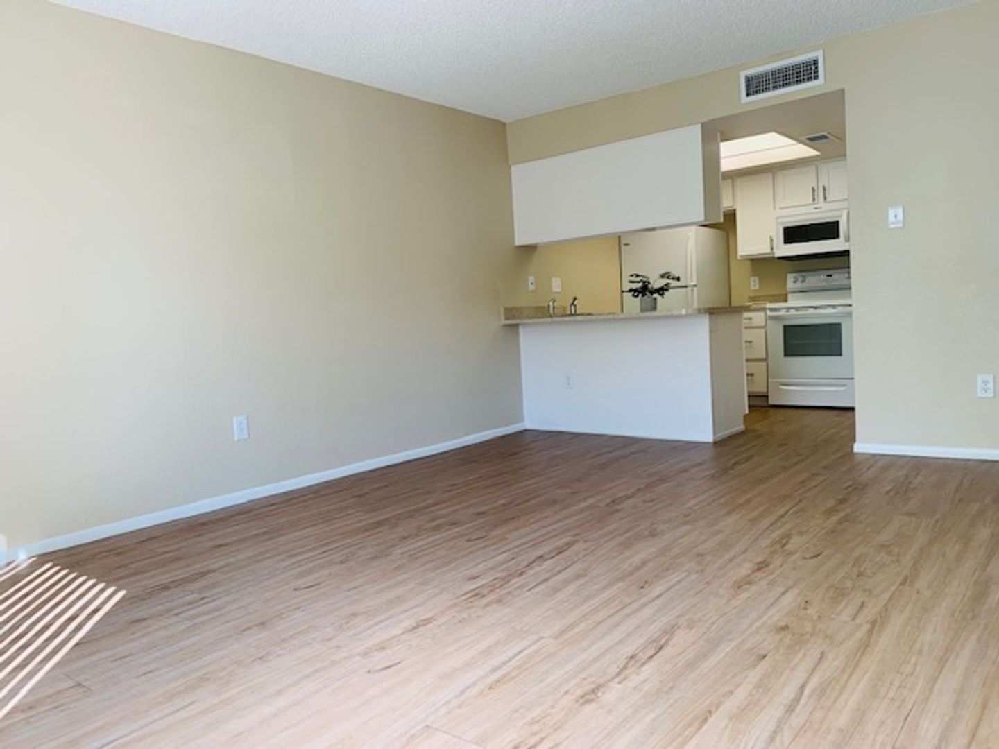 Phoenix Apartment: 1750 E Bell Rd.