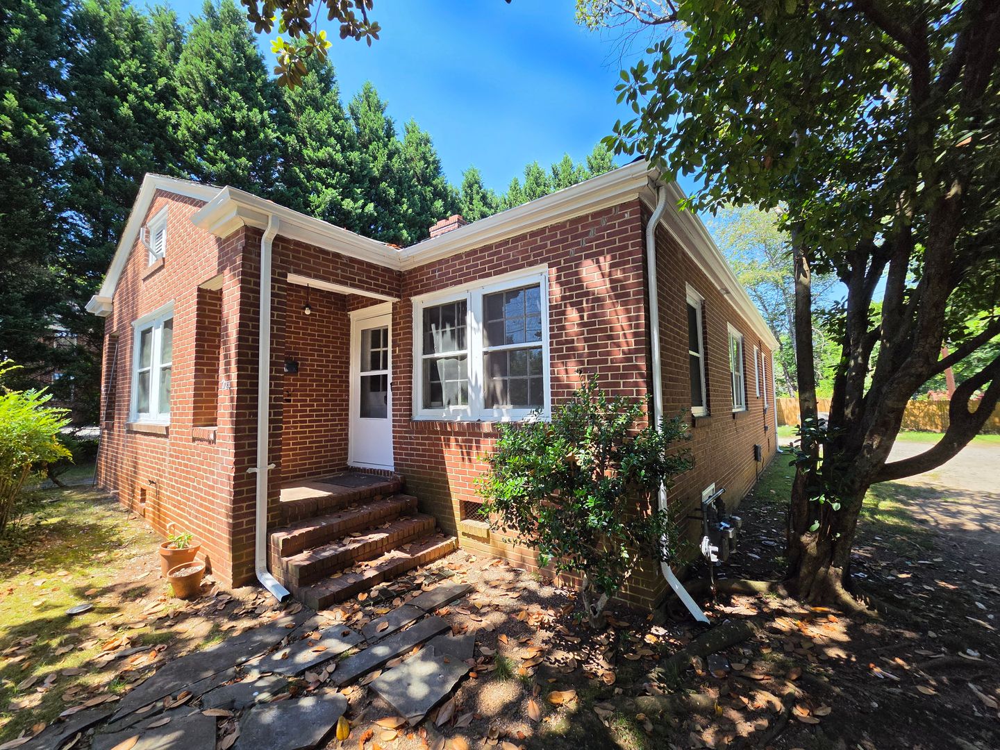 Salisbury House: 322 W. McCubbins Street