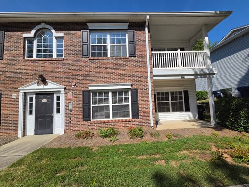 Charming 2 Bed/2 Bath Main Floor Condo - Close to Downtown Cornelius - Spacious Kitchen - Washer/Dryer Included - Community Pool - Sidewalks