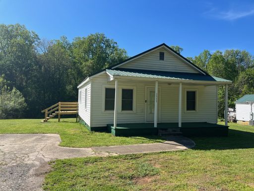 Adorable 2 Bed/1 Bath Bungalow Style Home - Move in Ready - Large Lot - Washer/Dryer Included – photo 1