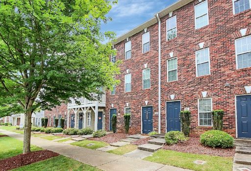 Charming 1 Bedroom/1 Bathroom Condo - Newly Renovated - Open Floor Plan - Optional Amenities Available – photo 1