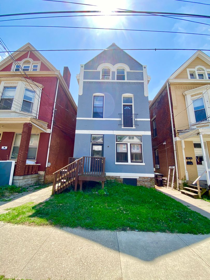 Cincinnati Apartment: 211 Bosley St.