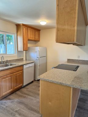 2 Bedroom Updated Duplex – photo 1
