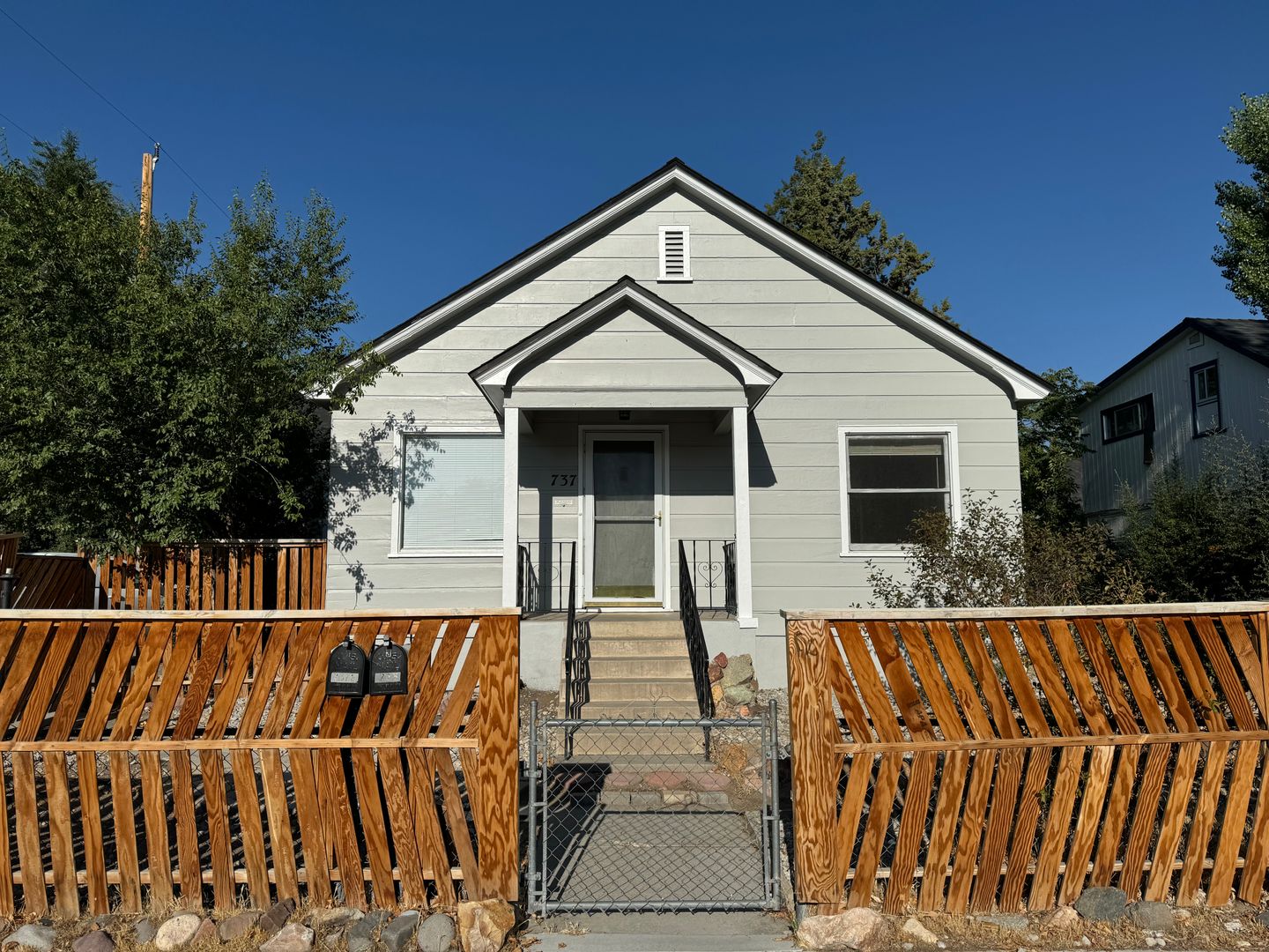 Sparks Apartment: 737 16th St