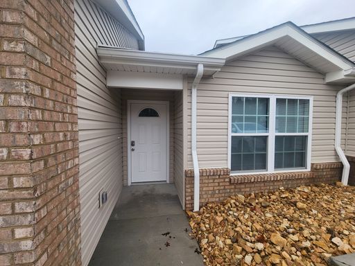 2 BD, 2 BA, Loft Style Living! Garage, Patio, Dishwasher, Great Location, Pet Friendly!