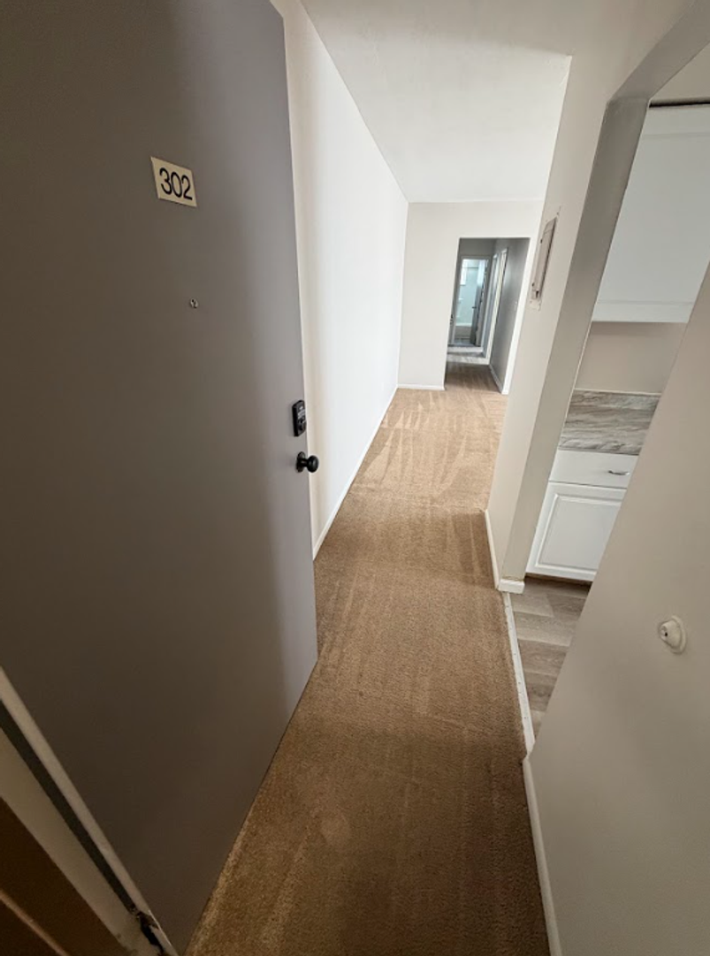 Bedford Apartment: 191 Center Rd