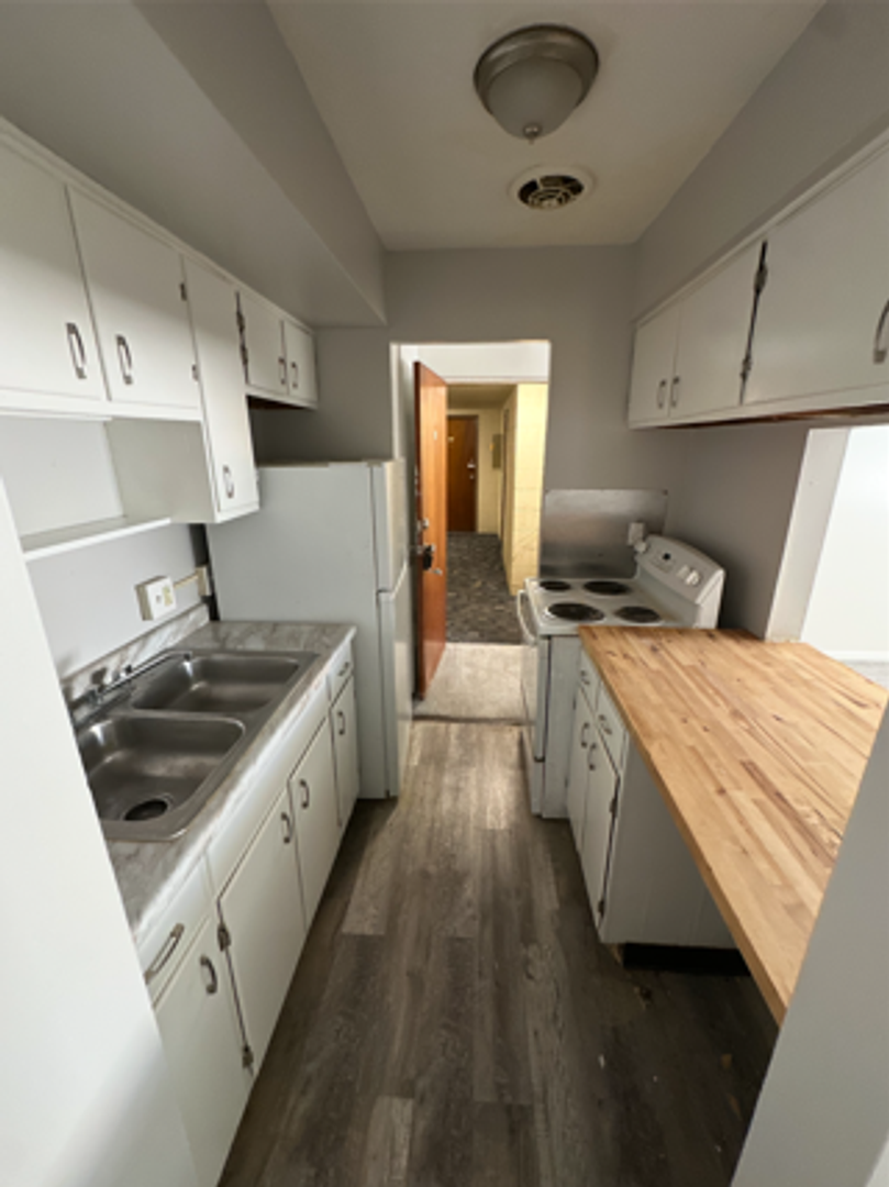 Bedford Apartment: 191 Center Rd