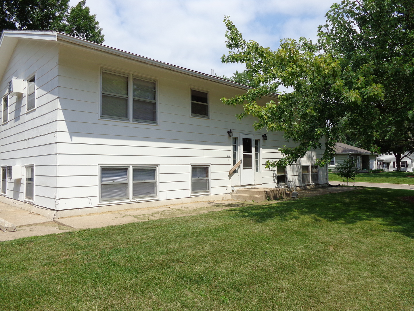 Marion Apartment: 880 20th St
