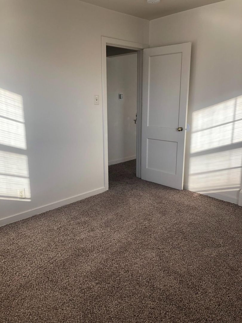 Cedar Rapids Apartment: 1300-1500 Oakland Rd NE