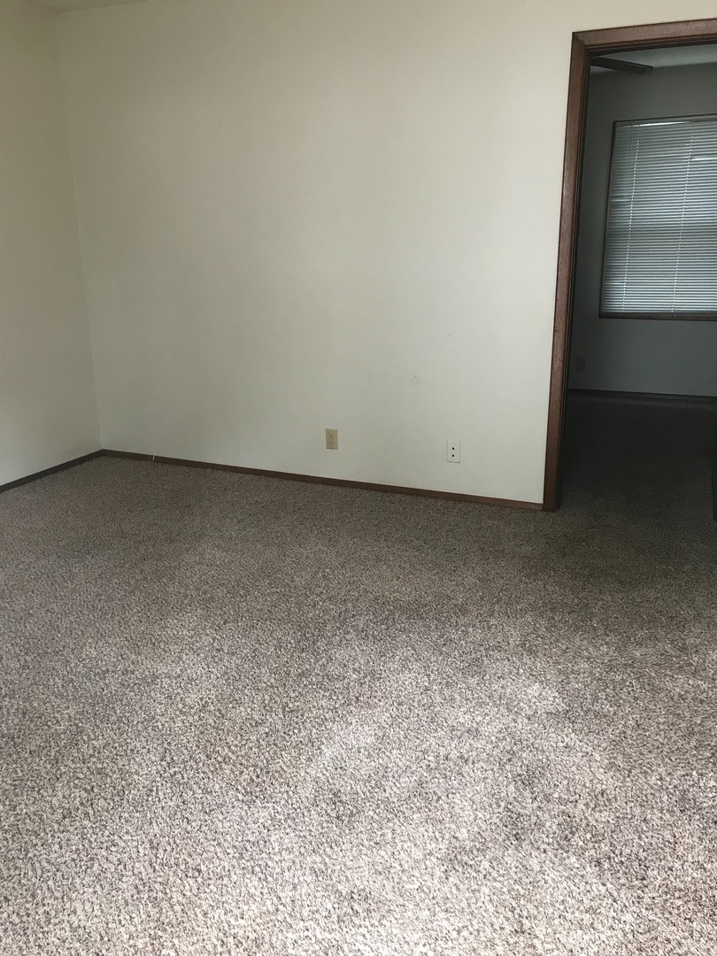 Cedar Rapids Apartment: 1553 E Ave NE
