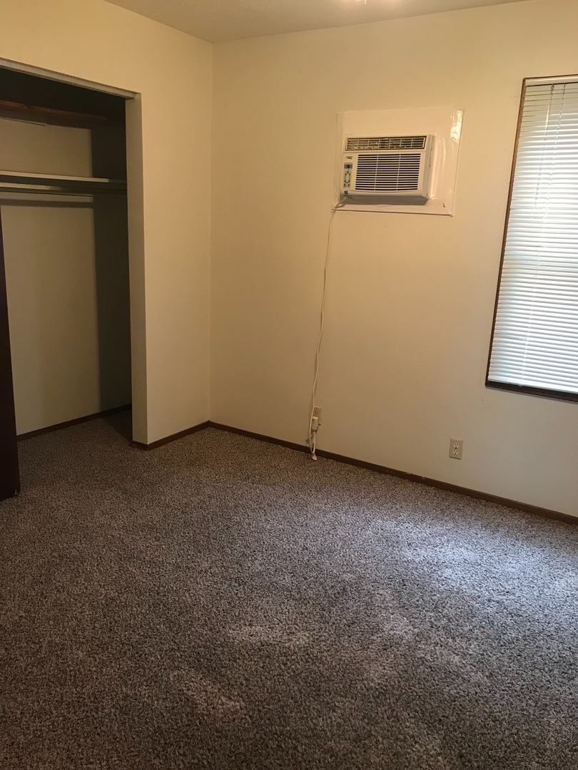 Cedar Rapids Apartment: 1553 E Ave NE