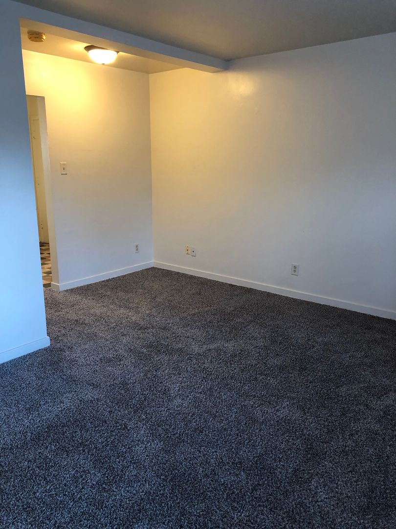 Cedar Rapids Apartment: 1300-1500 Oakland Rd NE