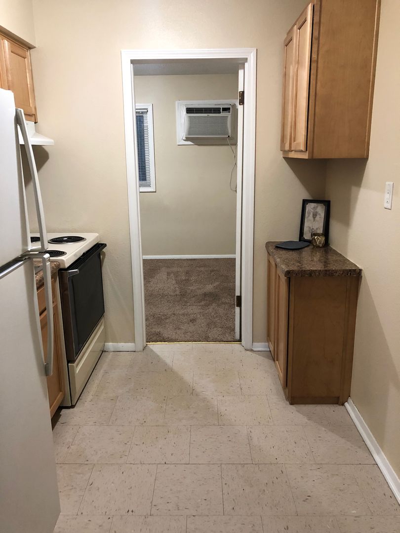 Cedar Rapids Apartment: 1420-1422 Oakland Rd NE