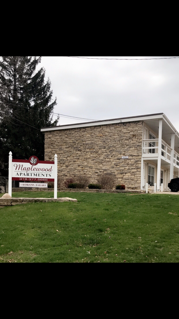 Cedar Rapids Apartment: 1420-1422 Oakland Rd NE