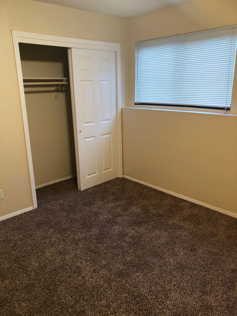 Cedar Rapids Apartment: 3300-3312 Oakland Rd Ne