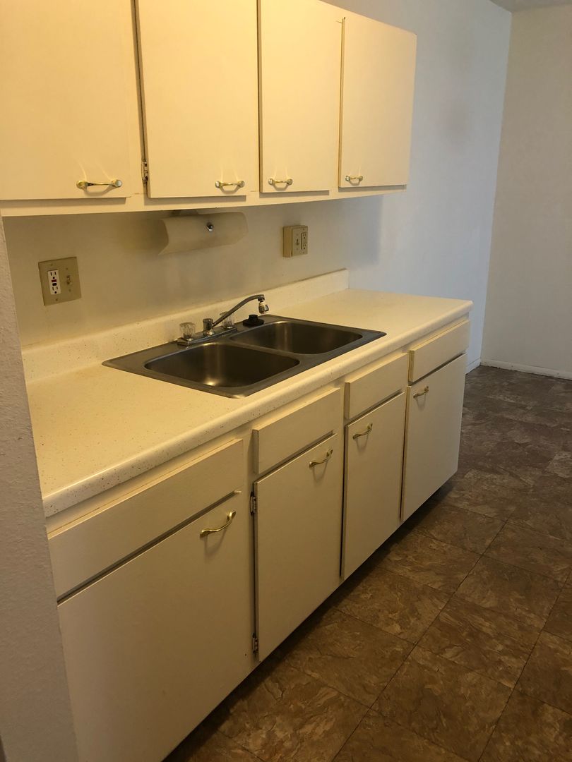 Cedar Rapids Apartment: 2030 1st Ave NE