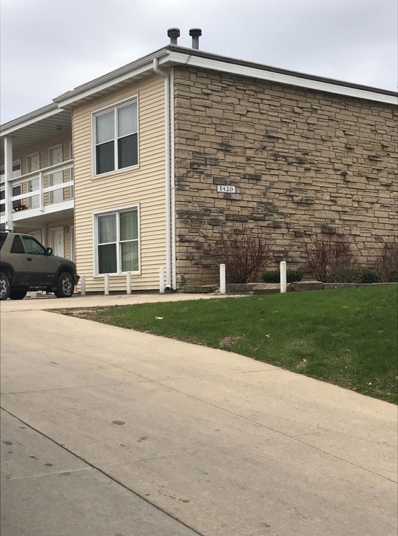Cedar Rapids Apartment: 1420-1422 Oakland Rd NE
