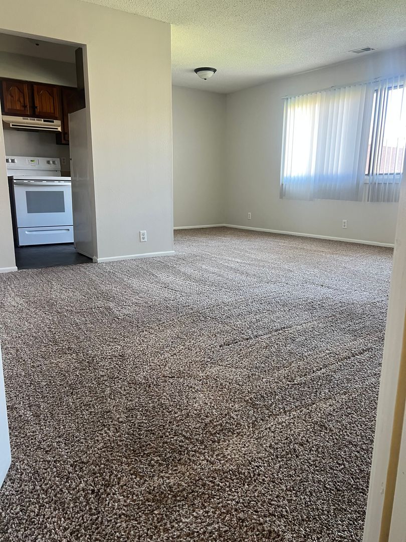 Cedar Rapids Apartment: 4013 Westover Rd SE