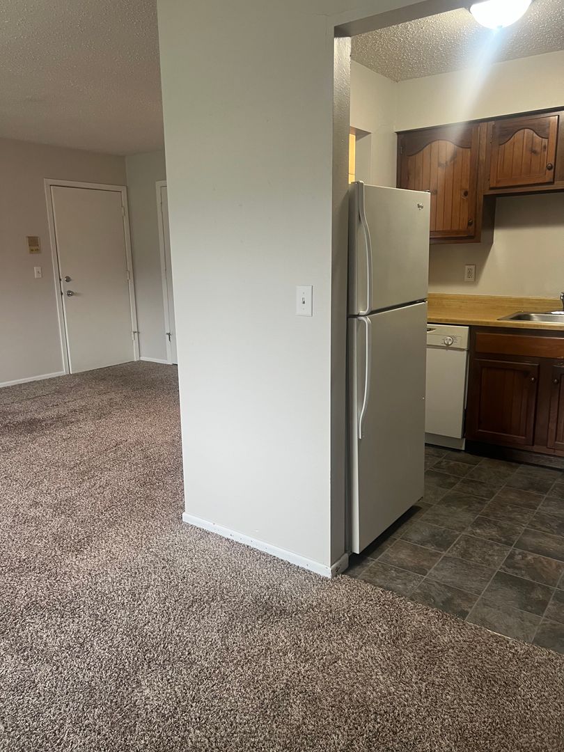 Cedar Rapids Apartment: 4013 Westover Rd SE