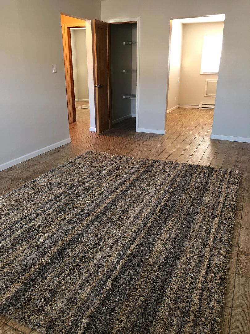 Cedar Rapids Apartment: 3311, 3321 and 3333 Pioneer Ave SE