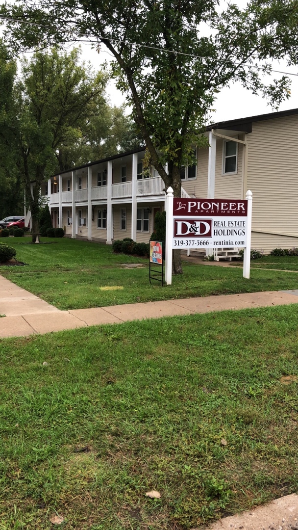 Cedar Rapids Apartment: 3311, 3321 and 3333 Pioneer Ave SE